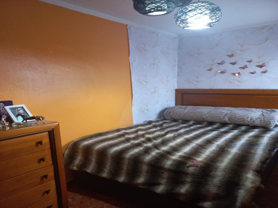 Se vende estupendo piso céntrico de dos dormitorios en Miraflores de la Sierra.